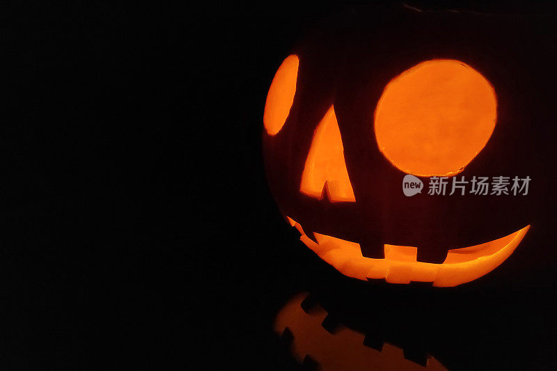 Jack O' Lantern映在黑色的表面上